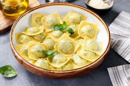 Téléchargez les photos : Pâtes Ravioli maison aux épinards et au fromage ricotta farcies à l'huile d'olive et au parmesan râpé. - en image libre de droit