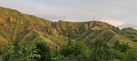 panoramische Naturlandschaft mit kleinen Hügeln und Felsen