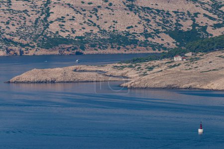 Téléchargez les photos : Photo de l'île de Rab et belle mer Adriatique bleue. Vue de la plage de Zavratnica. - en image libre de droit