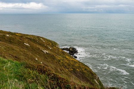 Foto von Howth Cliffs, Dublin, Irland. Bewölkte Landschaft mit irischer Küste und Nordsee. Howth Cliffs Walk.