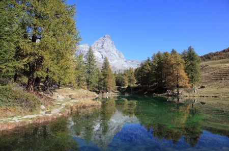 Téléchargez les photos : Lac alpin bleu avec Cervin en arrière-plan, vue de Breuil Cervinia, Italie - en image libre de droit