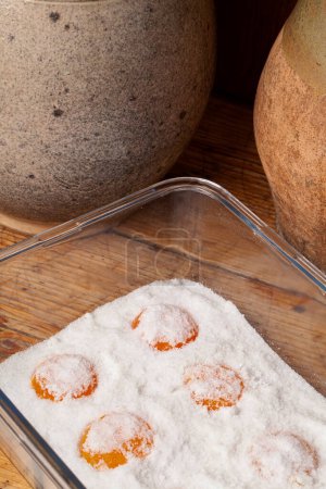 Salzgepökeltes Eigelb ist ein konzentrierter Geschmacks- und Texturschub, der durch das Pökeln von Eigelb in Salz entsteht. Die gepökelten Eigelbe bieten einen reizvollen strukturellen Kontrast, ähnlich wie geriebener Parmesan..