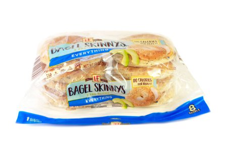 Foto de L 'ovin Fresh Brand Packaged Bagel Skinny' s (todo con sabor) Aislado sobre un fondo blanco - Imagen libre de derechos