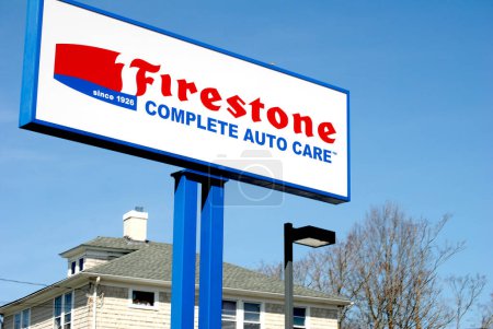 Foto de Firestone Complete Auto Care (Firestone Tire and Rubber Company) - Una empresa de reparación y mantenimiento de automóviles en los Estados Unidos. - Imagen libre de derechos