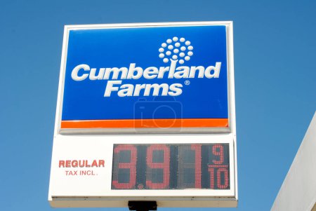 Foto de Firma de Cumberland Farms que muestra el alto precio de la gasolina (tienda de conveniencia y gasolinera) - Imagen libre de derechos
