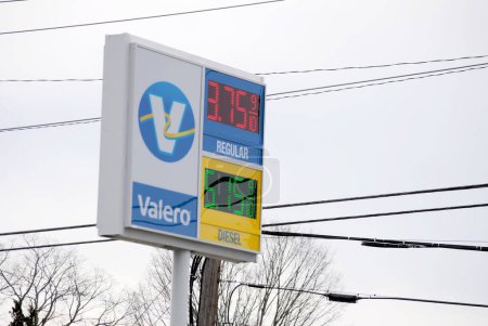 Foto de Valero Signage Mostrando los Altos Precios de Combustible (Valero Energy Corporation) Distribuidor Comercial de Gasolina y Conveniencia - Imagen libre de derechos