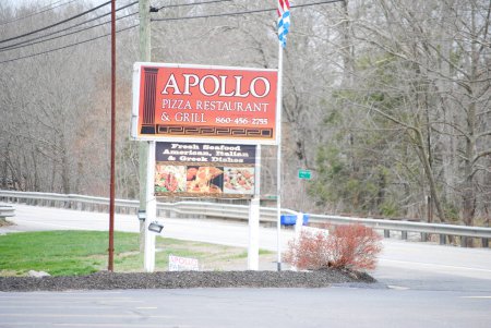 Téléchargez les photos : Apollo Pizza Restaurant and Grill Signage (fruits de mer, cuisine américaine, italienne et grecque) - en image libre de droit