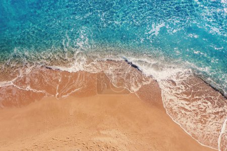 Foto de Costa del mar de arena. Surf marino en la playa de arena. Vista desde arriba - Imagen libre de derechos