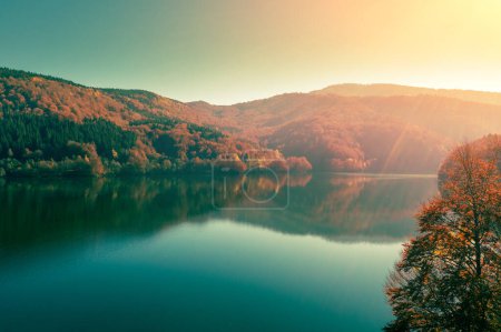 Foto de Lago de montaña en otoño. Colorido bosque de otoño alrededor del lago. Parque Nacional Synevyr Poliana en el óblast de Zakarpattia, Ucrania - Imagen libre de derechos