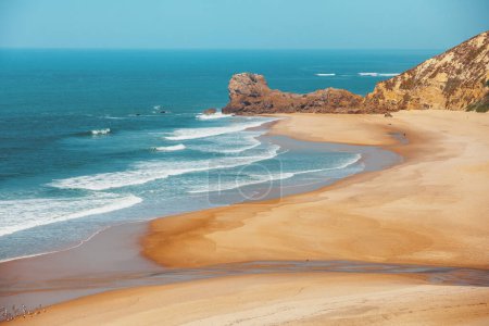 Téléchargez les photos : Paysage marin. Côte rocheuse par une journée ensoleillée. Plage de Paredes da Vitoria, Portugal, Europe - en image libre de droit