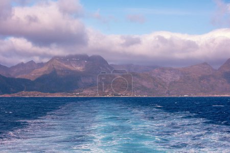 Foto de Vista desde la popa del ferry Moskenes-Bodo a Moskenes. Lofoten, Noruega - Imagen libre de derechos