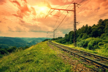 Téléchargez les photos : Vue du chemin de fer dans les montagnes en automne. Beau ciel nuageux sur les montagnes - en image libre de droit