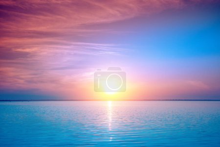 Téléchargez les photos : Paysage marin tôt le matin. Lever de soleil sur la mer. Paysage naturel - en image libre de droit
