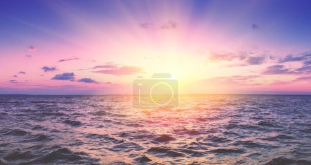 Foto de Panorama del paisaje marino por la mañana temprano. Salida del sol sobre el mar. Naturaleza paisaje - Imagen libre de derechos