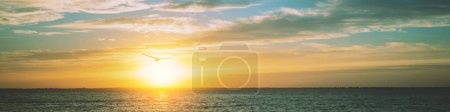 Paysage marin tôt le matin. Lever de soleil sur la mer avec un ciel magnifique