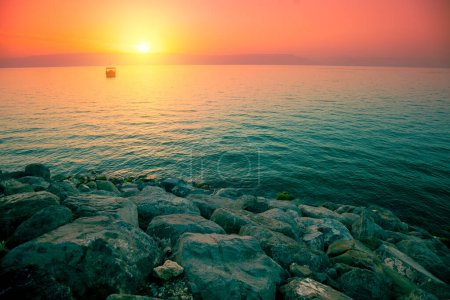 Foto de Orilla rocosa del Mar de Galilea al amanecer - Imagen libre de derechos