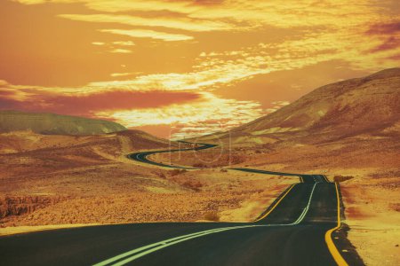 Téléchargez les photos : Conduite d'une voiture sur la route de montagne Israël. Paysage désertique. Route vide. Vue de la voiture de paysage de montagne par une journée ensoleillée. Israël - en image libre de droit
