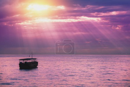 Foto de Hermoso mar de Galilea por la mañana. Norte de Israel. Paisaje marino con el barco durante el amanecer - Imagen libre de derechos