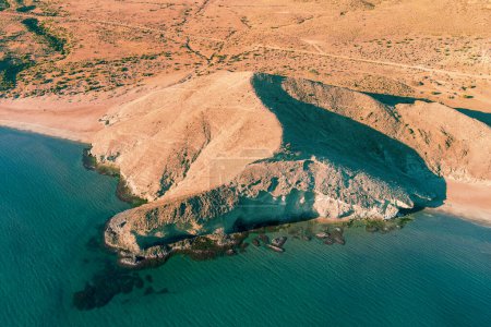 Fels im Meer. Crescent Cove. Vogelperspektive. Naturschutzgebiet Cabo de Gata Nijar. Monsul Bay. Almeria, Andalusien, Spanien