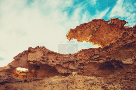 Foto de Duna Fosil de Los Escullos contra un cielo nublado. Paisaje rocoso. Fondo de naturaleza - Imagen libre de derechos