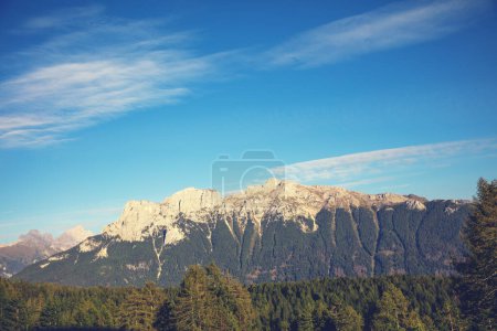 Berglandschaft im Frühling. Der Berg ist mit Schnee bedeckt. Vallaccia Peak. San Giovanni di Fassa, Trentino, Italien