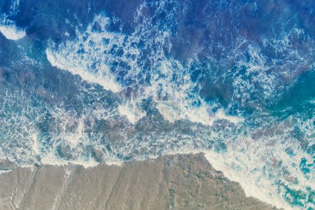 Blick von oben auf das Meer mit Sandstrand. Surflinie. Abstrakte Natur Landschaft Hintergrund