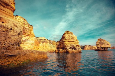 Felsige Küstenlandschaft. Felsige Küste in der Nähe des Strandes Praia da Marinha und Benagil an der Algarve im Atlantik, Portugal, Europa