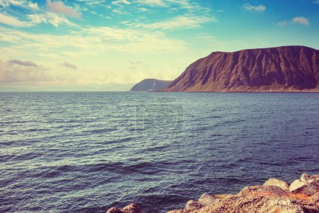 Paysage marin. Côte rocheuse. Fjord avec ciel bleu