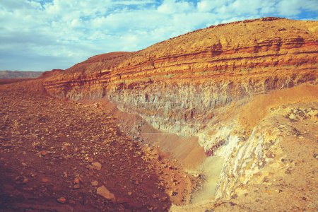 Paisaje de montaña, desierto. Piedra arenisca colorida. Parque Nacional Makhtesh Cráter Ramón en el desierto de Negev, Israel