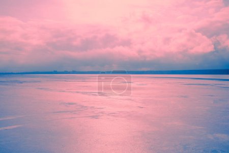 Blick auf den See und bewölkten Himmel bei Sonnenuntergang. Blick von oben auf den Pink Lake. Minimalistische Landschaft