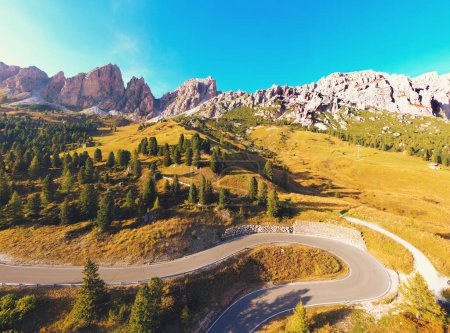 Berglandschaft im Herbst. Blick auf den Grödnerpass in den Dolomiten. Bozen-Südtirol, Italien