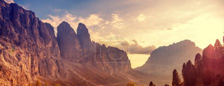 Berglandschaft. Felsen gegen den Himmel. Die Dolomiten in Südtirol, Grödnerpass, Italien, Europa. Horizontales Banner