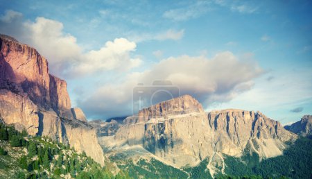 Vue panoramique du paysage montagnard à l'automne. Crête montagneuse, col Pordoi dans les Dolomites, Tyrol du Sud, Italie