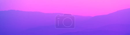 Silhouette des Bergrückens gegen den Abendhimmel. Künstlerische Farbverläufe. Horizontales Banner