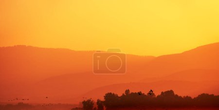 Silhouette des Bergrückens gegen den Abendhimmel. Das Hula-Tal im Norden Israels bei Sonnenuntergang. Künstlerische Farbverläufe