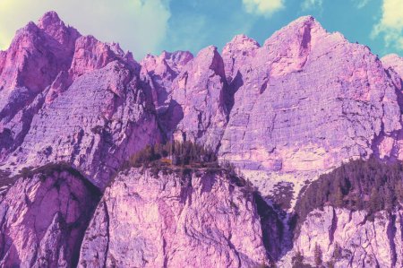 Berglandschaft. Felsen gegen den Himmel. Piz dles Cunturines. Dolomiten in Bozen, Italien, Europa