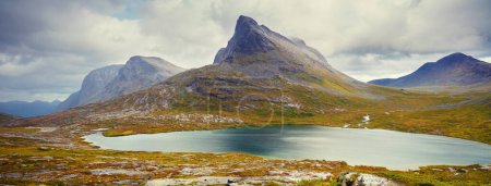 Berglandschaft. Felsiges Ufer eines Bergsees an einem regnerischen Herbstmorgen. Schöne Natur Norwegens. Horizontales Banner