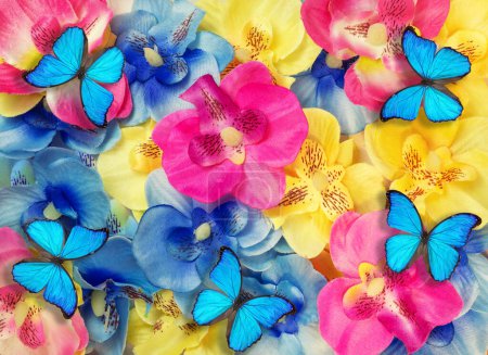 Floraler Hintergrund aus bunten Kunstblumen und Morpho godartii Schmetterlingen