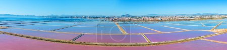 Blick von oben auf den rosafarbenen See in San Pedro del Pinatar, Spanien Europa. San Pedro Salinen. Luftaufnahme Horizontales Banner