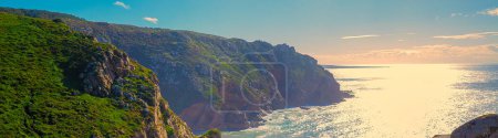 Felsige Meereslandschaft. Region Kap Roca, Atlantik, Portugal. Horizontales Banner
