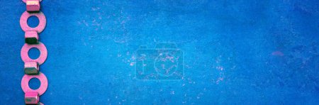 Abstrakter Grunge-blauer Metallic-Hintergrund aus verlängerten Muttern und Unterlegscheiben. Horizontales Banner
