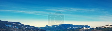 Blick auf die Berge rund um den See Serre Poncon im Winter. Hautes Alpes, Frankreich. Horizontales Banner