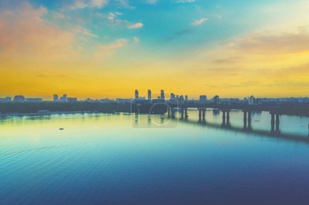 Skyline Stadtbild, Kiew Stadt am Morgen, Paton Brücke. Linkes Ufer des Dnjepr. Luftaufnahme