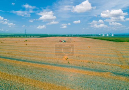 Paisaje rural con hermoso cielo. Vista del dron. Vista de un campo de trigo segado