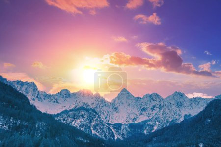 Foto de Vista de los Alpes en Gozd Martuljek al amanecer. Las cimas de las montañas están cubiertas de nieve. Parque nacional de Triglav. Eslovenia, Europa - Imagen libre de derechos