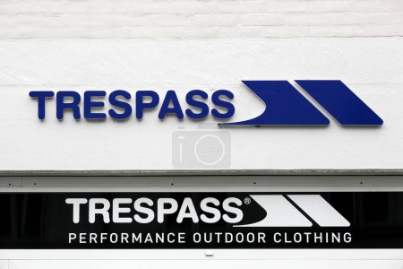 Foto de Herning, Dinamarca - 18 de agosto de 2022: logotipo de Trespass en una pared. Trespass es una marca de ropa deportiva internacional de propiedad privada, especializada en ropa de esquí, chaquetas impermeables, forro polar y equipo de camping. - Imagen libre de derechos