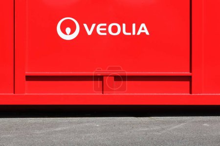 Téléchargez les photos : Villefranche, France - 10 juillet 2021 : Logo Veolia sur un conteneur. Veolia est une société transnationale française spécialisée dans la gestion de l'eau, des déchets et de l'énergie - en image libre de droit