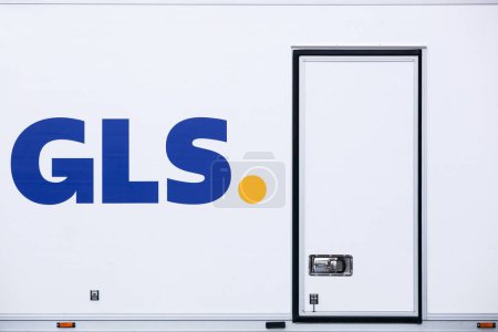 Aarhus, Dänemark - 4. März 2022: GLS-Logo auf einem Fahrzeug. General Logistics Systems ist ein niederländisches britisches Logistikunternehmen mit Sitz in Amsterdam und wurde 1999 gegründet.