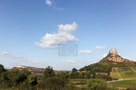 Téléchargez les photos : Vue sur les rochers de Solutre et Vergisson avec vignobles, Bourgogne, France - en image libre de droit