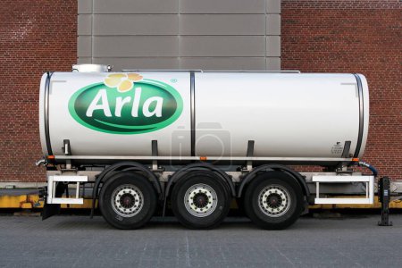 Foto de Taulov, Dinamarca - 27 de marzo de 2022: Arla Foods tanker. Arla Foods es una cooperativa internacional con sede en Aarhus, Dinamarca, y el mayor productor de productos lácteos en Escandinavia. - Imagen libre de derechos